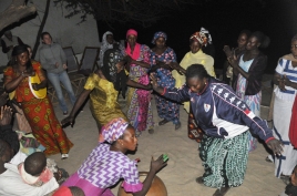 dsc 5256.jpg Danse des femmes du village à l'hôtel Les Barracudas
