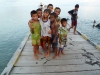 p 1000106.jpg Enfants d'un village sur l'île d'Una una