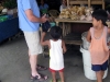 img 2207.jpg Roland sur un marché de Camiguin, Philippines