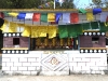 DSCN 4647.jpg Autel et drapeaux de prière sur la route de Dirang à Mandala 