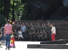 dsc 9127.jpg Photo d'un groupe de soldats devant le Mémorial de la Victoire dans le parc des vingt-huit gardes de Panfilov