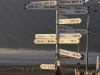 dsc 6421.jpg Panneau des distances à la sortie de l'aéroport de Longyearbyen