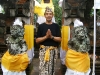 epv 1002.jpg Temple avec cérémonie sur la route d'Ubud à Padangbai